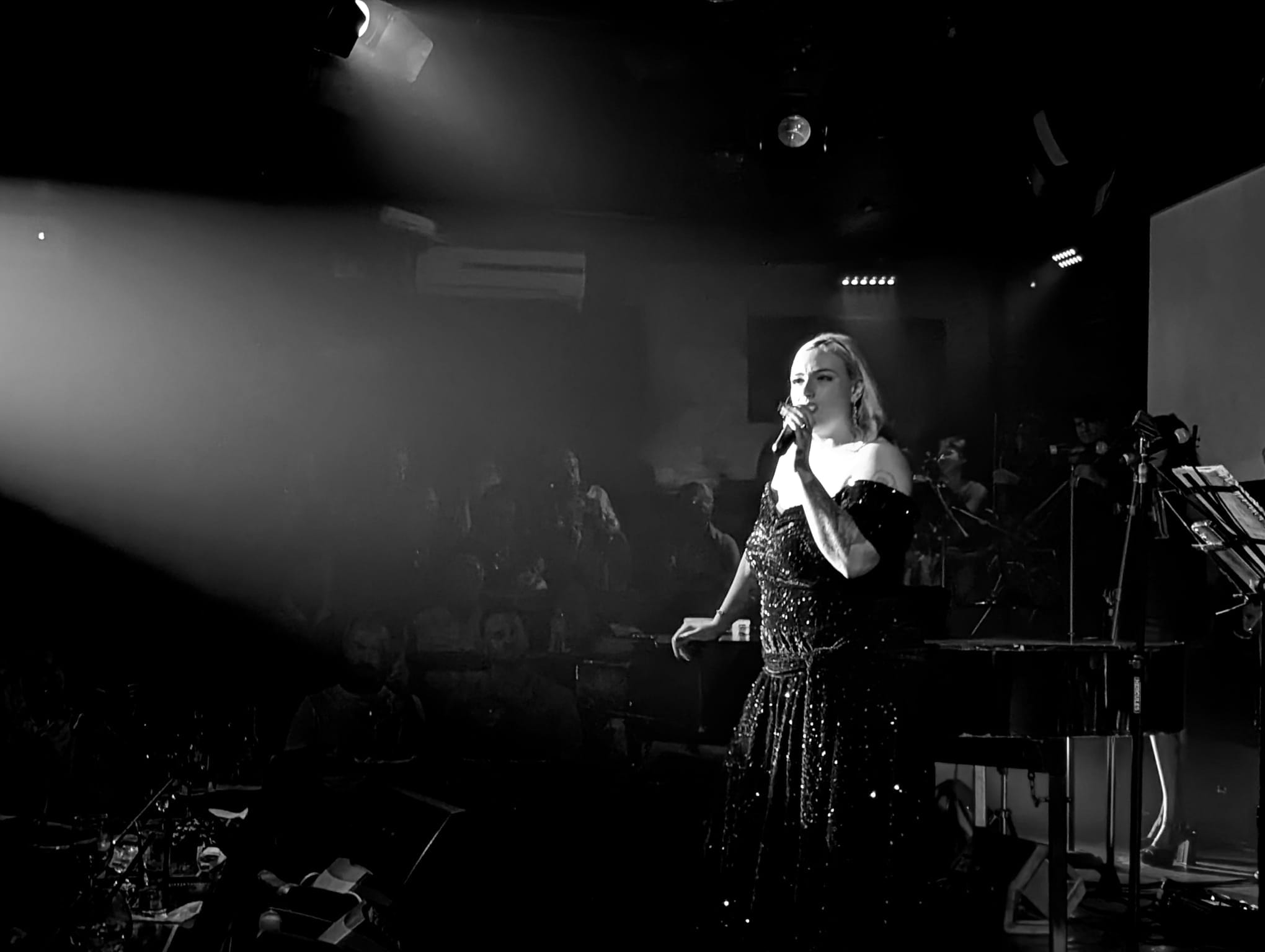 adele-foto-on-stage